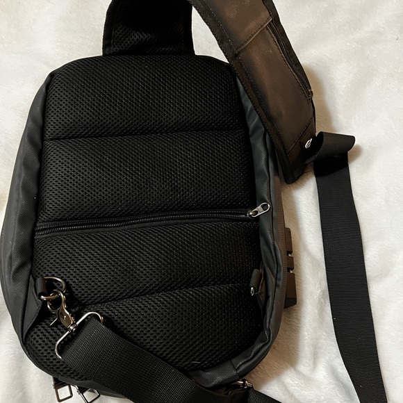 Motorola Razr hard shell sling bag - Picture 3 of 8